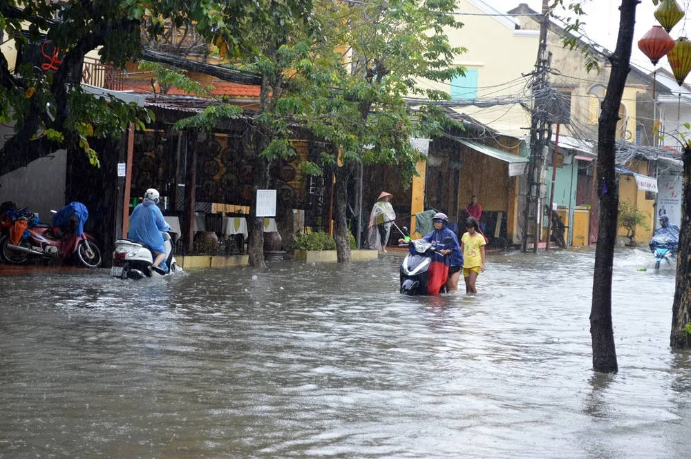 Miền Trung nhiều nơi chìm trong biển nước ảnh 7