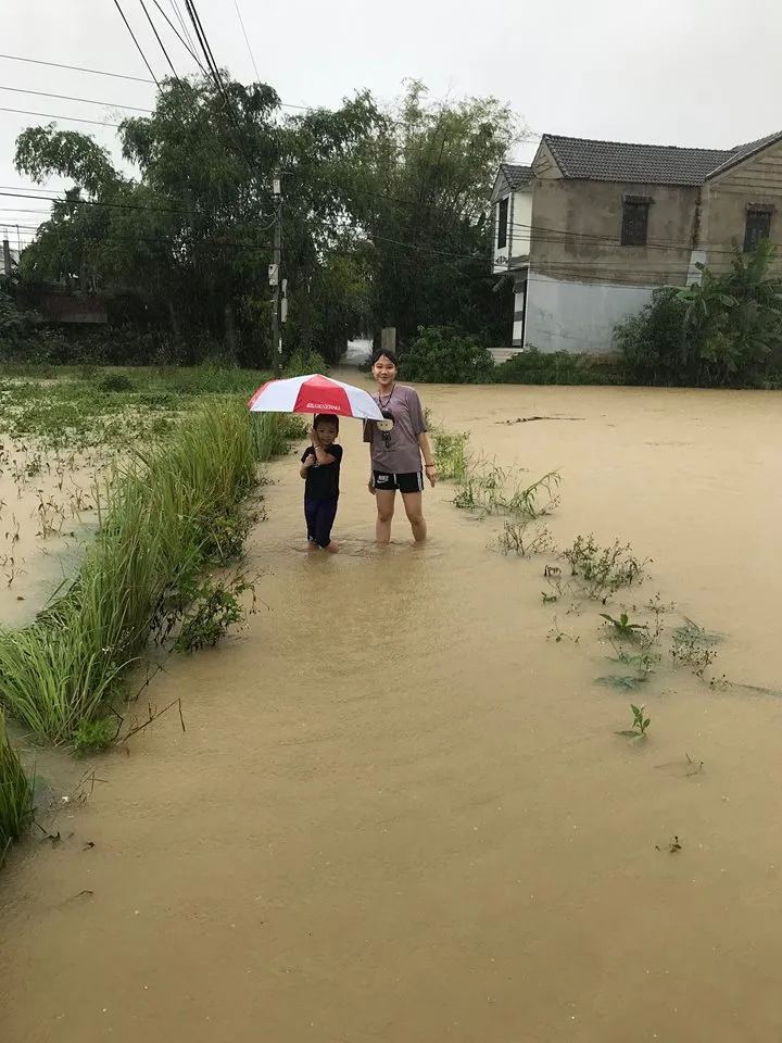 Miền Trung nhiều nơi chìm trong biển nước ảnh 8