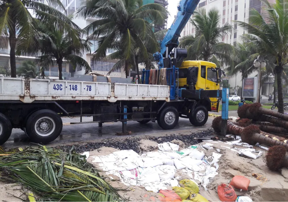 Căng dây, cắm biển báo nguy hiểm tại bờ biển Đà Nẵng ảnh 1