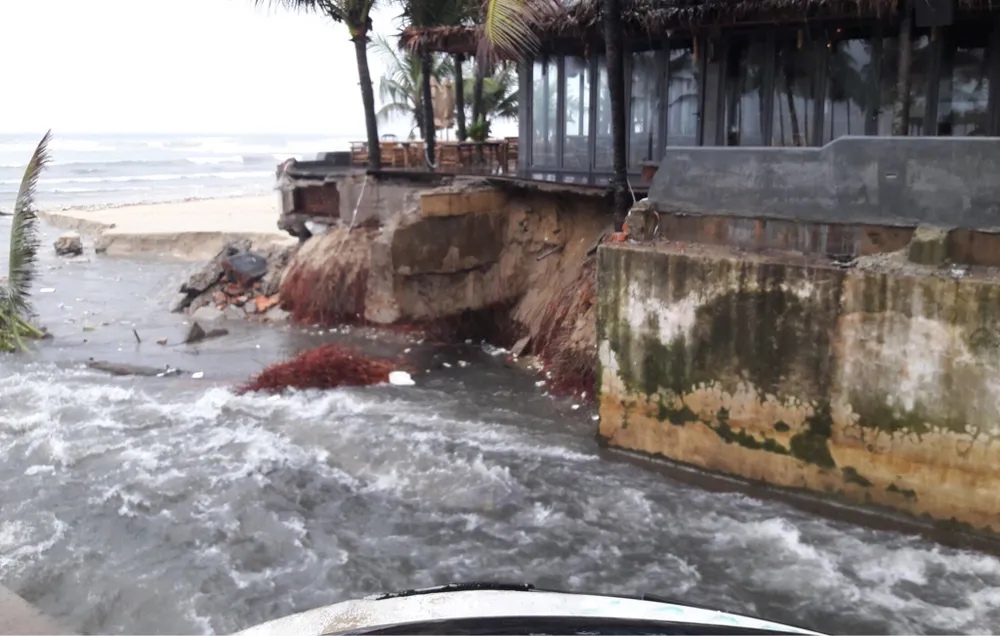 Căng dây, cắm biển báo nguy hiểm tại bờ biển Đà Nẵng ảnh 2