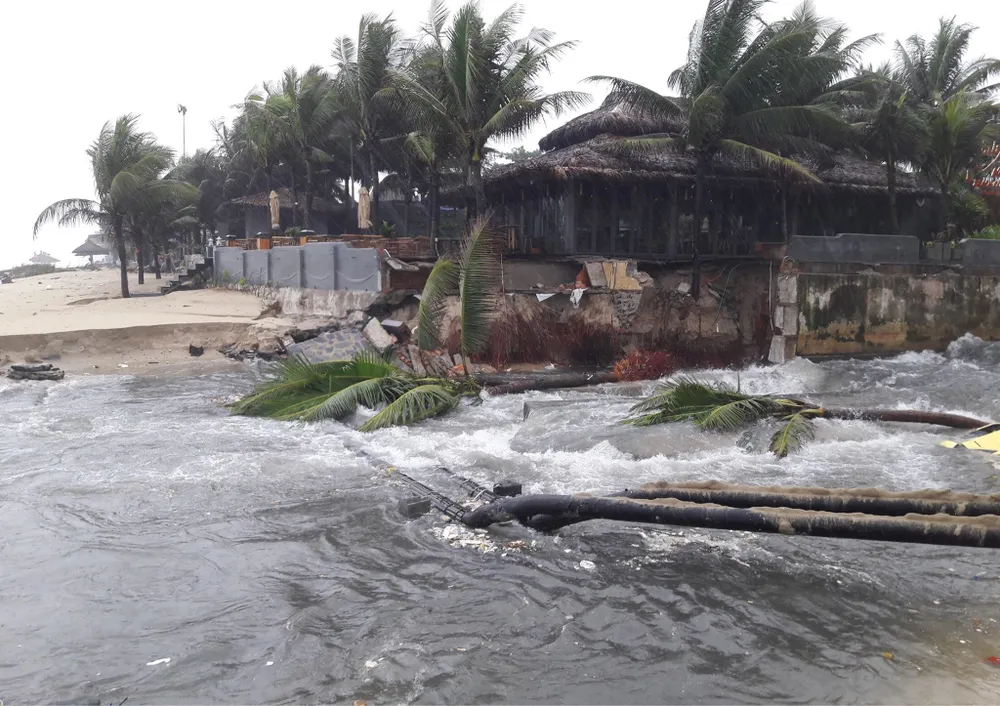 Căng dây, cắm biển báo nguy hiểm tại bờ biển Đà Nẵng ảnh 3