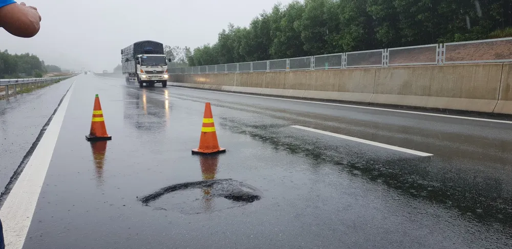 Xuất hiện nhiều "ổ gà" trên các tuyến đường nghìn tỷ ảnh 3