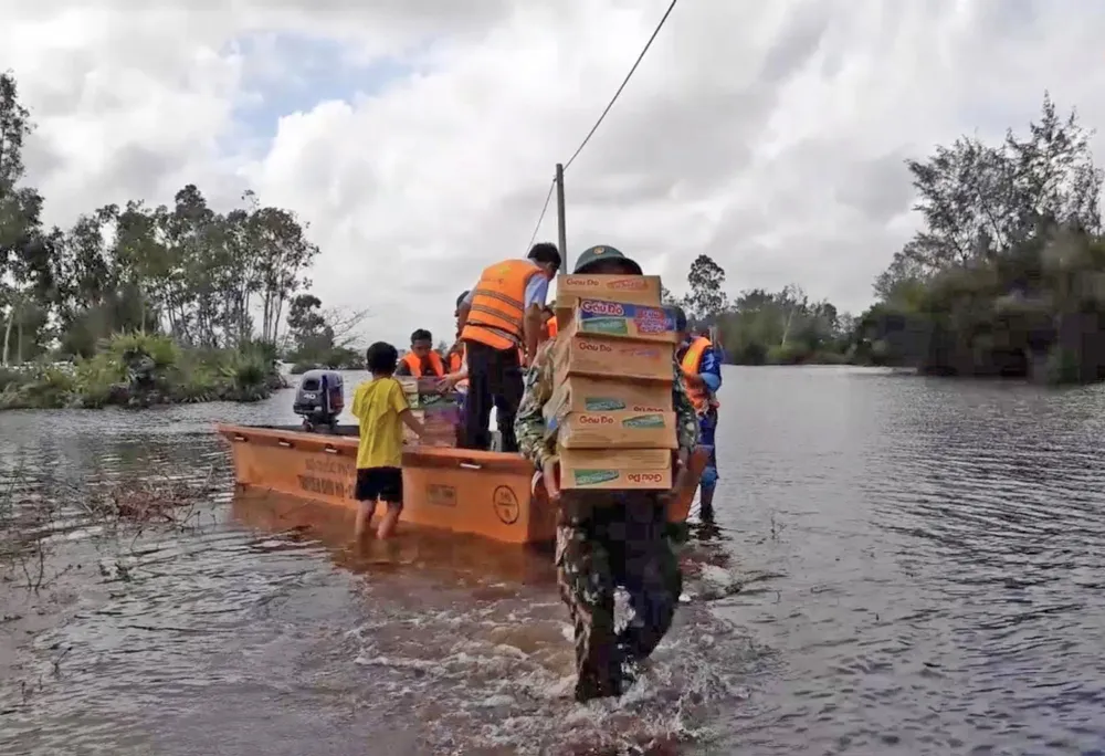 Gần 17.000 ngôi nhà ở Quảng Nam vẫn còn ngập trong nước ảnh 7