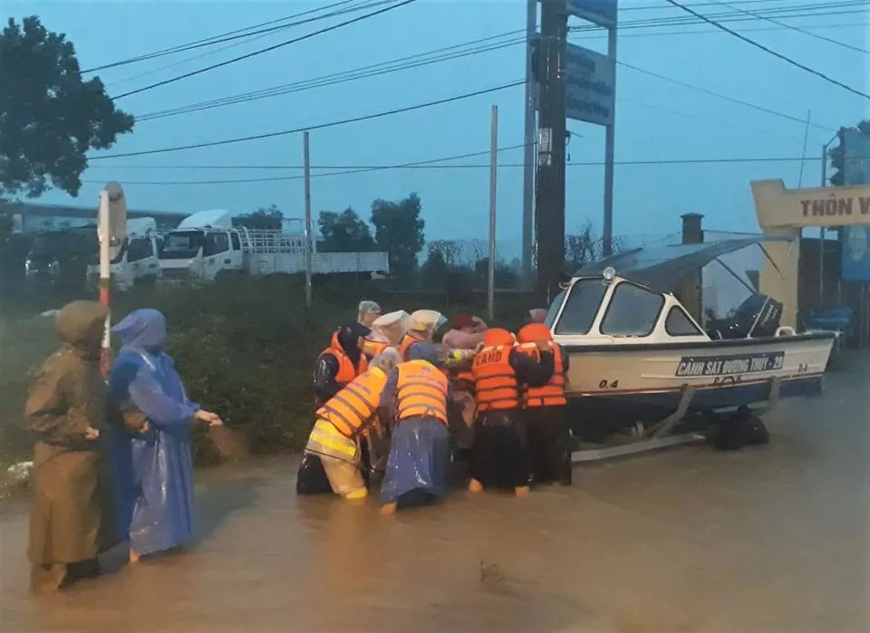 Gần 17.000 ngôi nhà ở Quảng Nam vẫn còn ngập trong nước ảnh 6