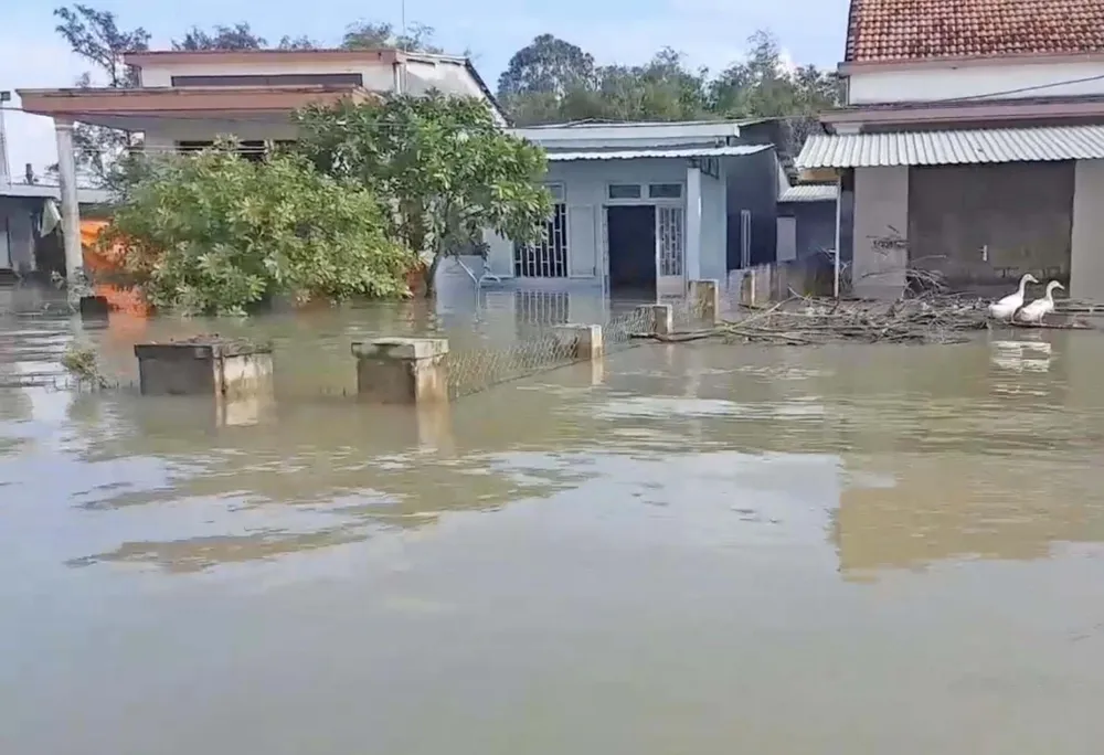 Gần 17.000 ngôi nhà ở Quảng Nam vẫn còn ngập trong nước ảnh 2