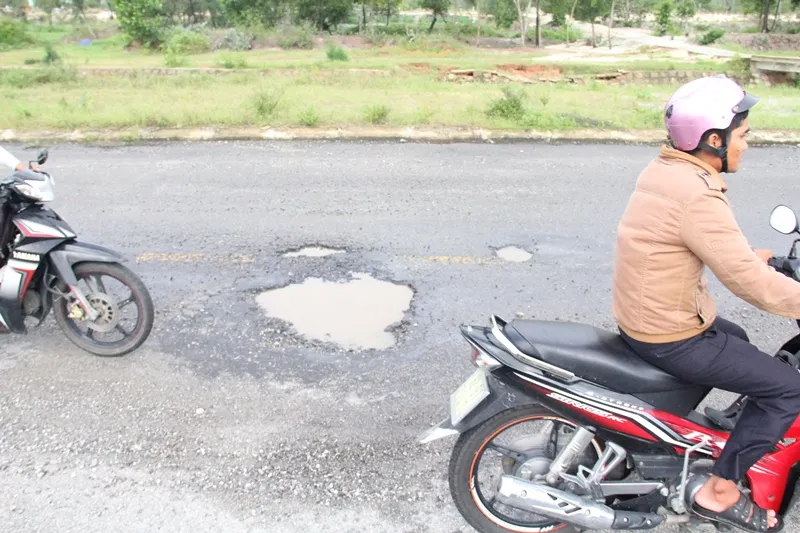 Xuất hiện nhiều "ổ gà" trên các tuyến đường nghìn tỷ ảnh 2