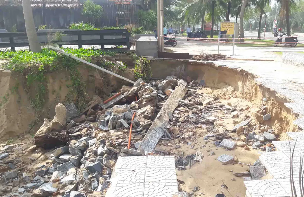 Bờ biển Đà Nẵng, Quảng Nam sạt lở nghiêm trọng do mưa to, gió lớn ảnh 5