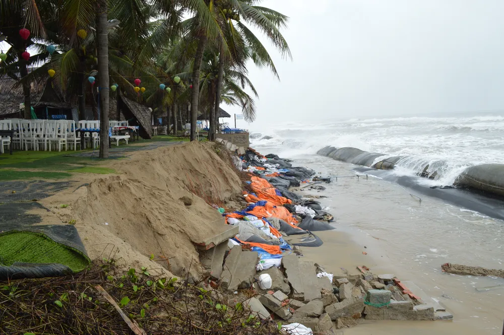 Bờ biển Đà Nẵng, Quảng Nam sạt lở nghiêm trọng do mưa to, gió lớn ảnh 7