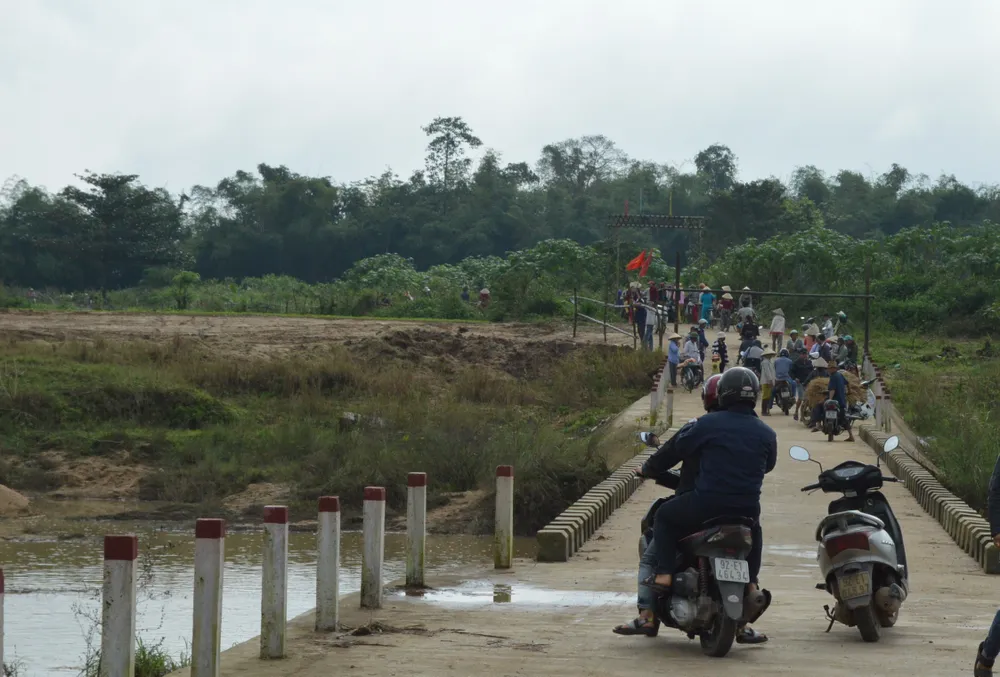 Dân tụ tập phản đối chính quyền cho doanh nghiệp nạo vét cát ảnh 2