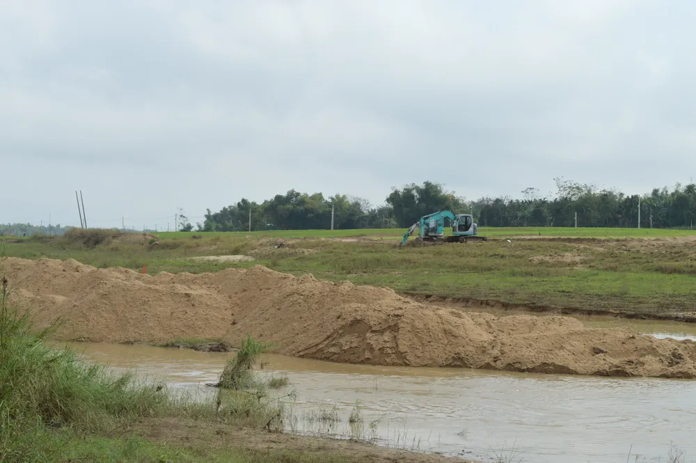 Dân tụ tập phản đối chính quyền cho doanh nghiệp nạo vét cát ảnh 3