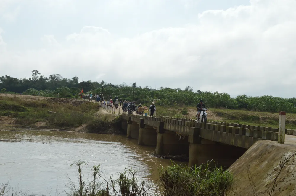 Dân tụ tập phản đối chính quyền cho doanh nghiệp nạo vét cát ảnh 4