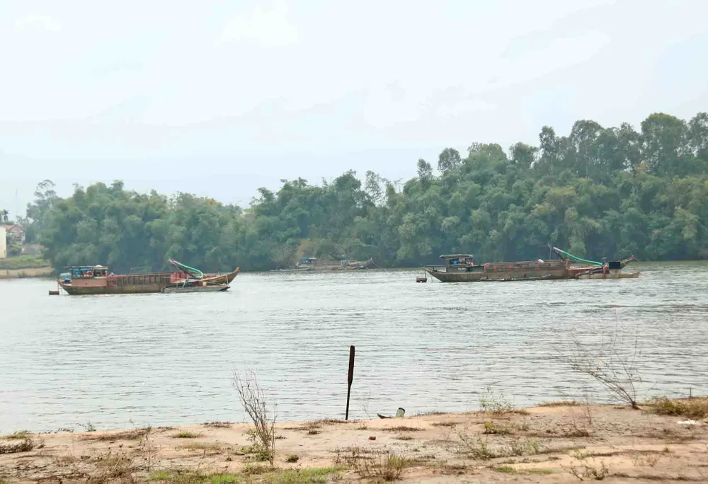  Quảng Nam: Ngày thứ tư liên tiếp người dân tụ tập phản đối việc khai thác cát ảnh 2