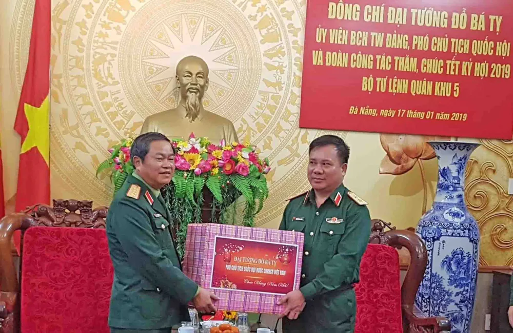 Đại tướng Đỗ Bá Tỵ, Phó Chủ tịch Quốc hội thăm Bộ Tư lệnh Quân Khu 5 ảnh 2