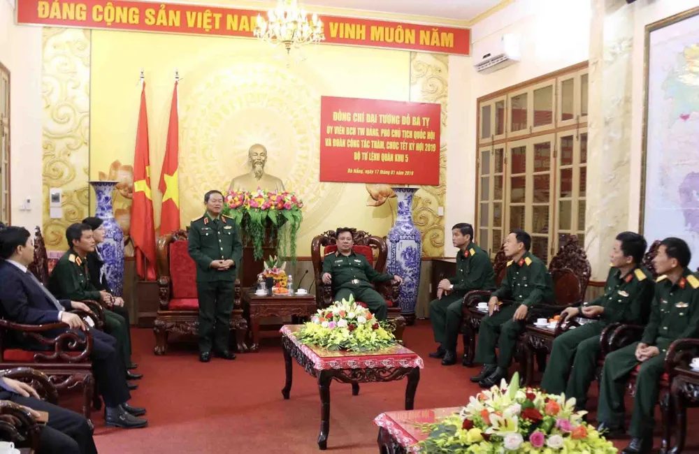 Đại tướng Đỗ Bá Tỵ, Phó Chủ tịch Quốc hội thăm Bộ Tư lệnh Quân Khu 5 ảnh 1