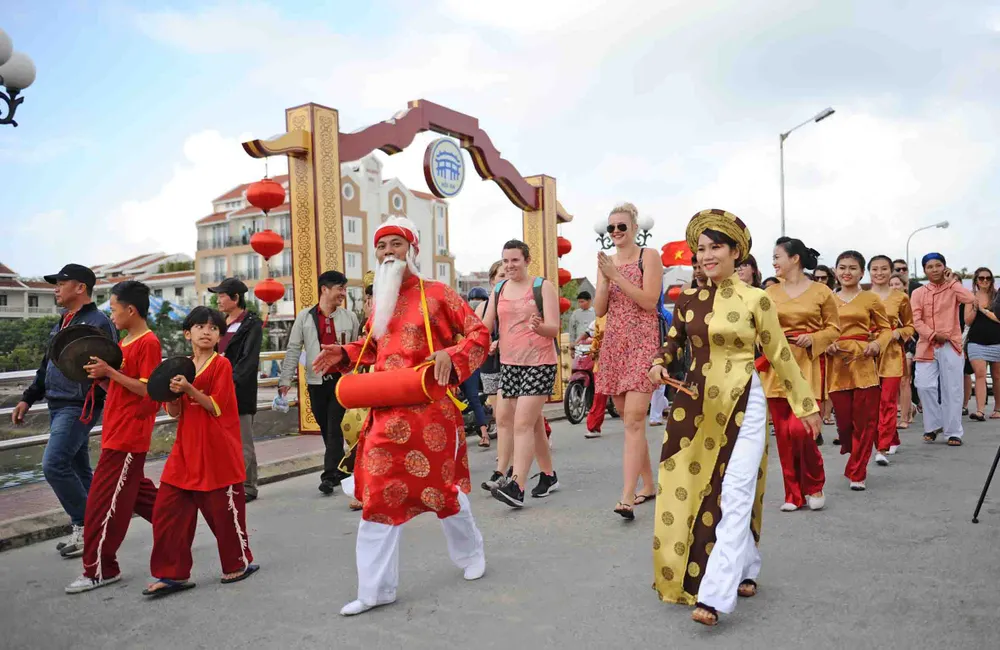 Phố cổ Hội An rước “Sắc bùa chúc Xuân” tại hội Tết Nguyên đán ảnh 2