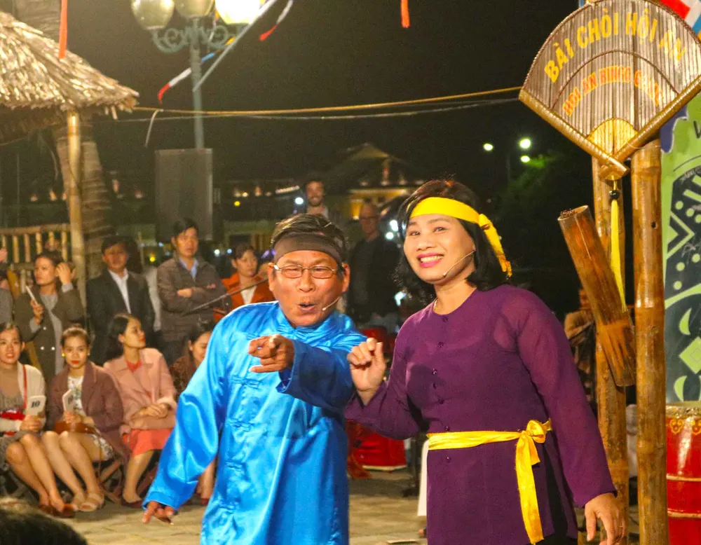 Đêm giao thừa, hoa hậu Tiểu Vy tham gia rước sắc bùa tại Hội An ảnh 3