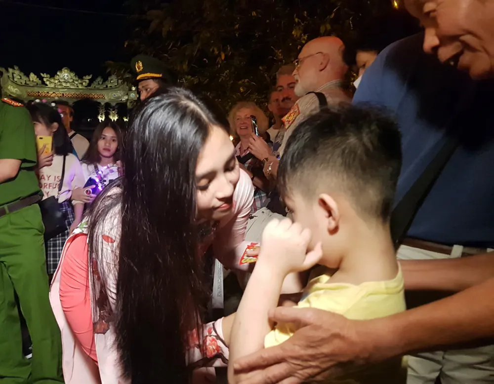 Đêm giao thừa, hoa hậu Tiểu Vy tham gia rước sắc bùa tại Hội An ảnh 2