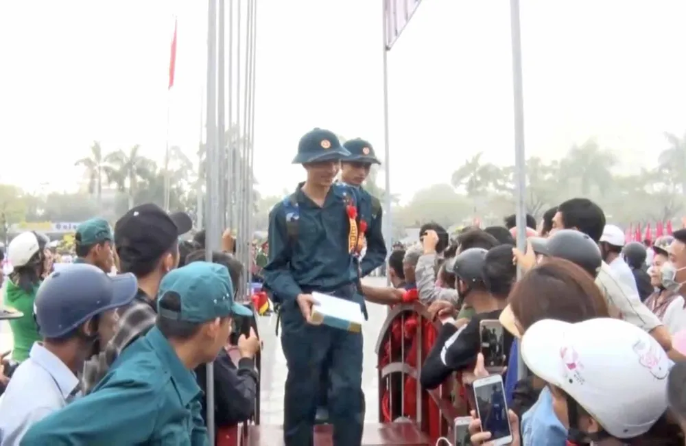 Thanh niên cả nước nô nức nhập ngũ bảo vệ Tổ quốc ảnh 8