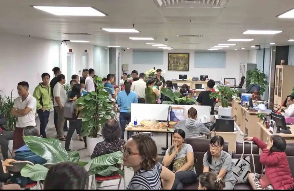 Hàng trăm người mua đất bao vây trụ sở công ty bất động sản ảnh 3