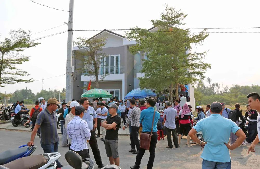 Hàng trăm người mua đất bao vây trụ sở công ty bất động sản ảnh 2