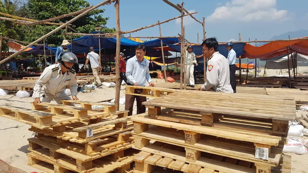 Hoàn thành tháo dỡ các lều quán dựng trái phép tại khu vực bãi biển rạn Nam Ô ảnh 2