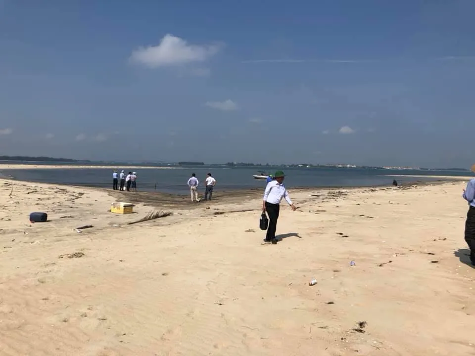 Kiểm tra cồn cát nổi bất thường tại biển Cửa Đại ảnh 1