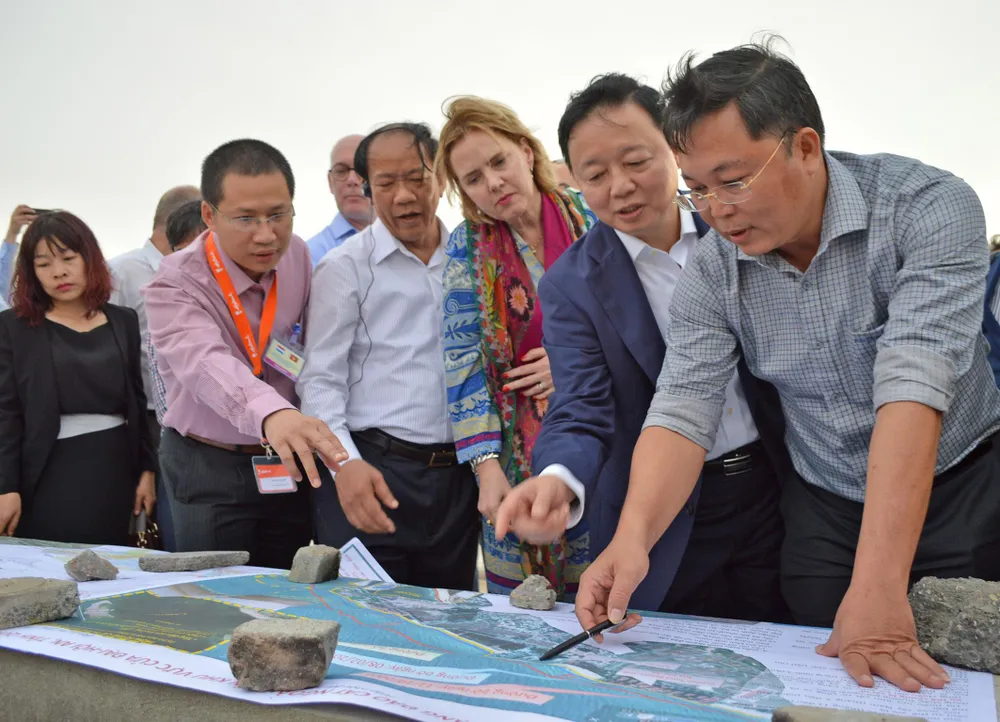 Tìm giải pháp chống sạt lở biển Cửa Đại  ảnh 1