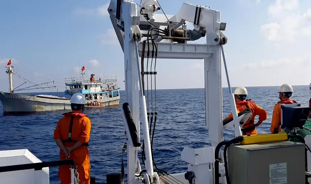 Tàu SAR 412 tiếp cận tàu QNA 91944 TS  có thuyền viên gặp nạn