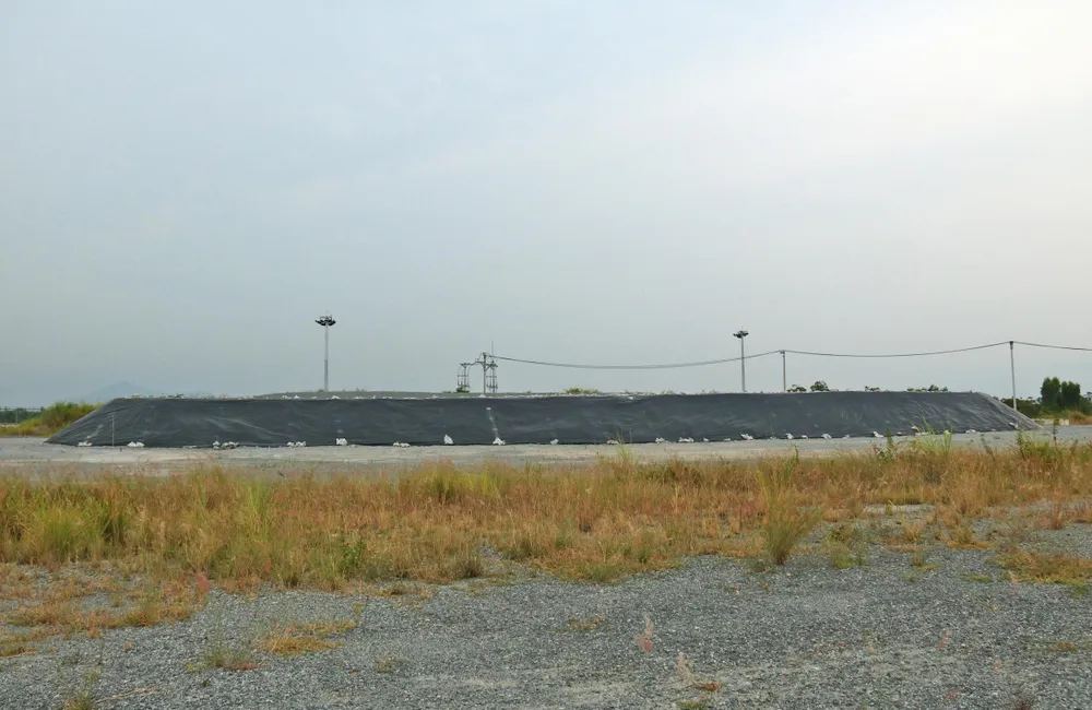 Đoàn trợ lý Nghị sĩ Hoa Kỳ thăm địa điểm Dự án tẩy độc dioxin tại sân bay Đà Nẵng ảnh 1