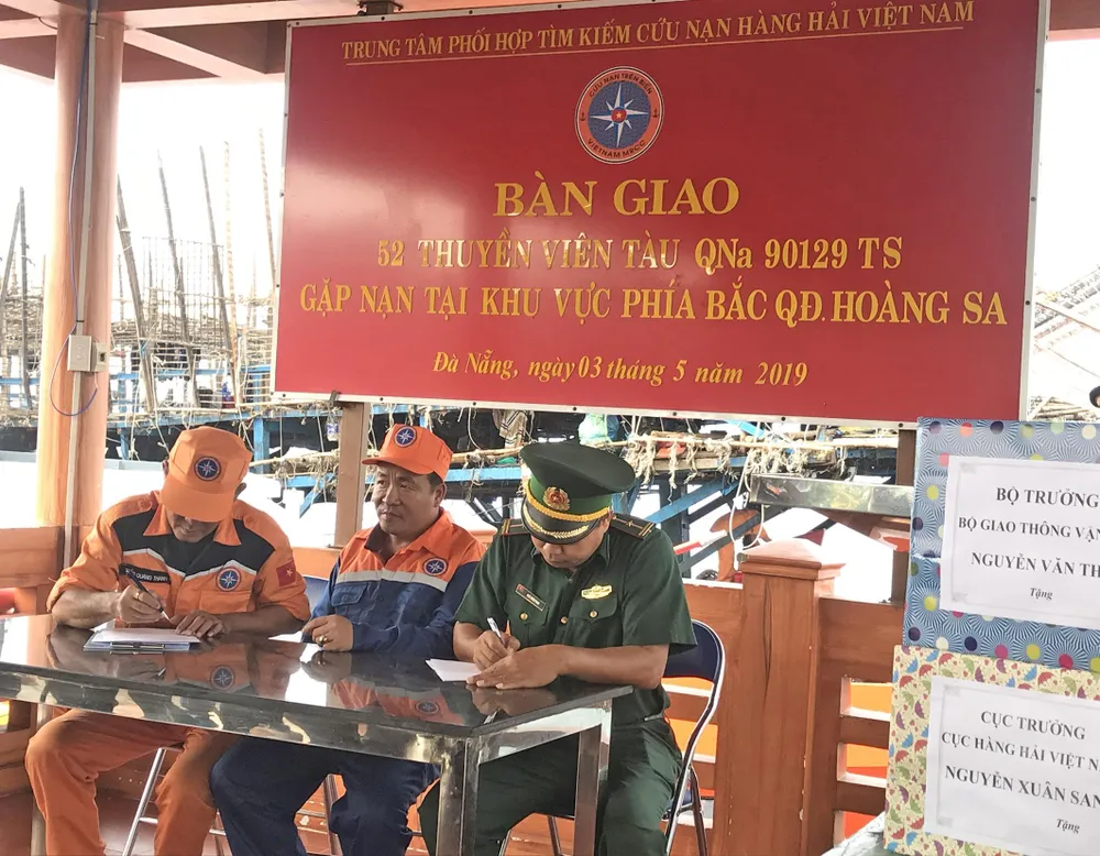 Vượt sóng trong đêm cứu 52 thuyền viên tàu cá gặp nạn ở Hoàng Sa ảnh 2