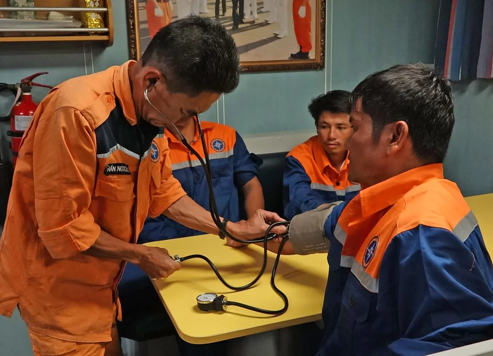 Cứu 6 thuyền viên bị chìm tàu trên vùng biển quần đảo Hoàng Sa ảnh 2