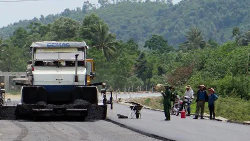 Thứ trưởng Bộ GTVT Lê Đình Thọ đề nghị Ban quản lý đường Hồ Chí Minh phối hợp với thành phố Đà Nẵng đẩy nhanh tiến độ thi công đường Hồ Chí Minh đoạn La Sơn - Túy Loan. Ảnh: TTXVN