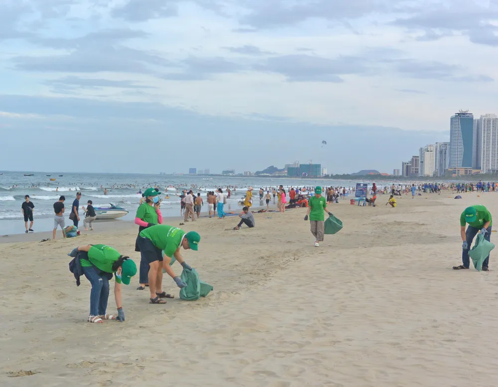 Chung tay bảo vệ môi trường du lịch, thu dọn rác biển ảnh 2