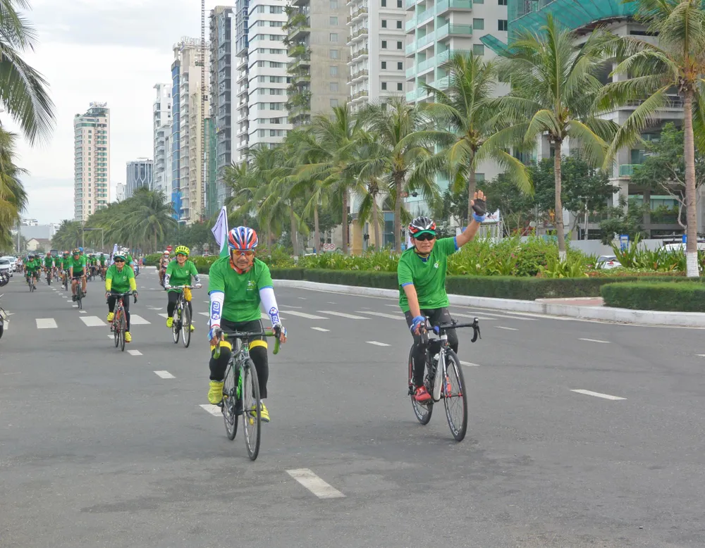 Chung tay bảo vệ môi trường du lịch, thu dọn rác biển ảnh 3