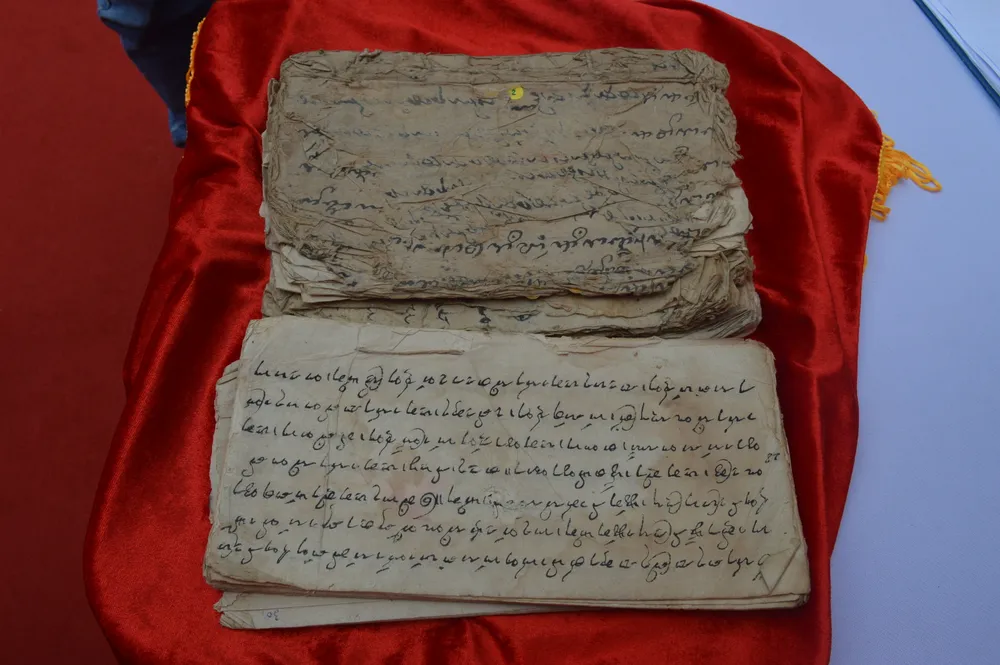 Sách cổ được trưng bày tại triển lãm