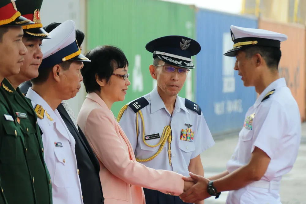 Hai tàu quét mìn Bungo và Takashima cập cảng Tiên Sa ảnh 1