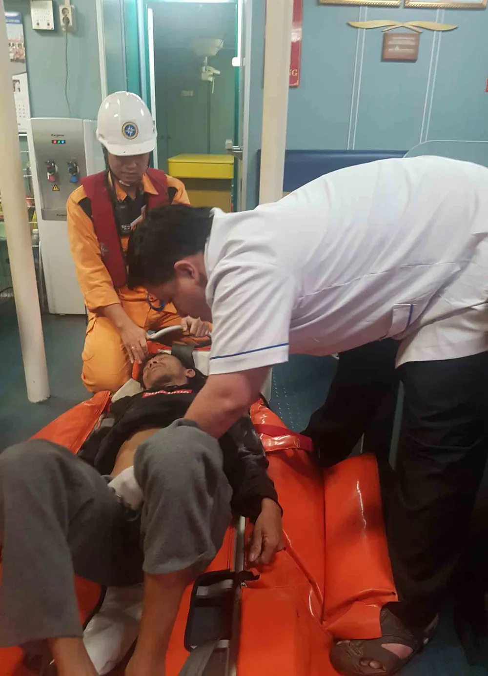 Ứng cứu thuyền trưởng bị bệnh khi đang hành nghề trên vùng biển Hoàng Sa  ảnh 2