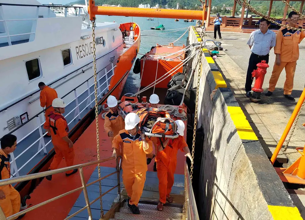 Ứng cứu thuyền trưởng bị bệnh khi đang hành nghề trên vùng biển Hoàng Sa  ảnh 3