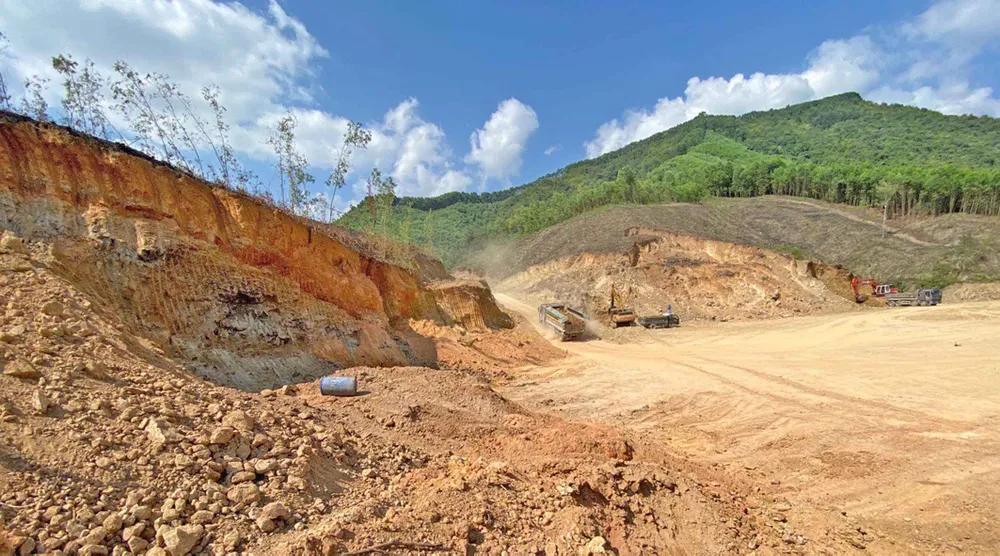 Quảng Nam: Doanh nghiệp ngang nhiên khai thác đất trái phép ảnh 4