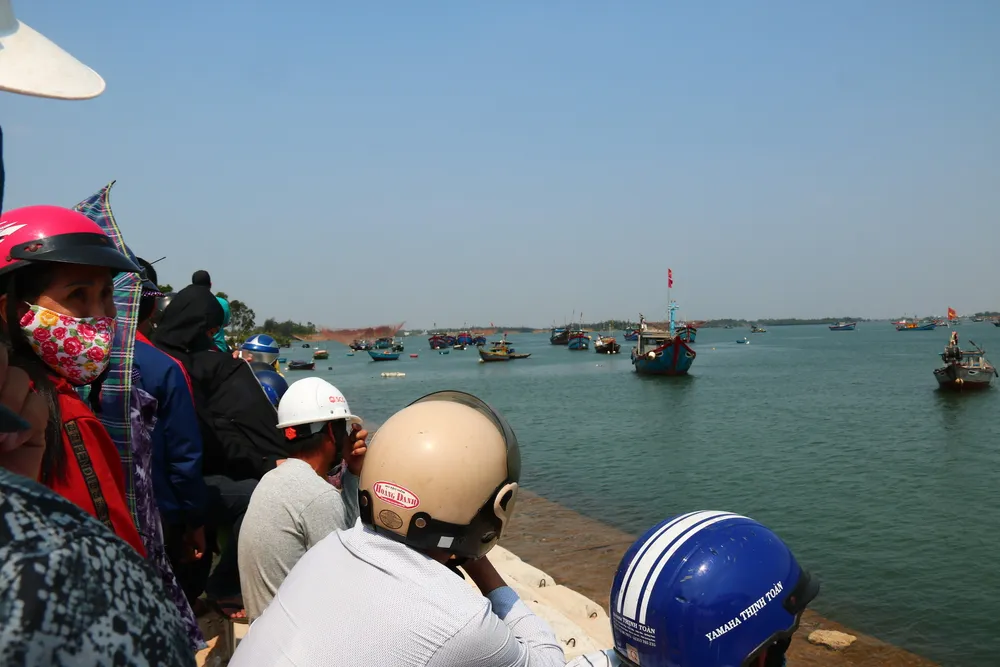 Tìm thấy thi thể thứ ba vụ lật ghe trên sông Thu Bồn ảnh 3