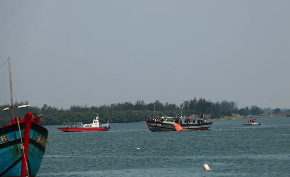 Tìm được 2 nạn nhân cuối cùng trong vụ lật ghe trên sông Thu Bồn ảnh 1