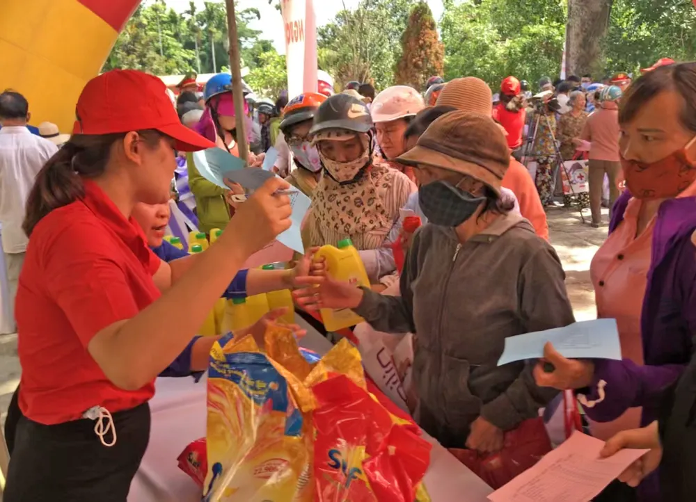Phó Chủ tịch nước Đặng Thị Ngọc Thịnh thăm, tặng quà cho các em học sinh, hộ nghèo huyện Đại Lộc, Quảng Nam ảnh 4
