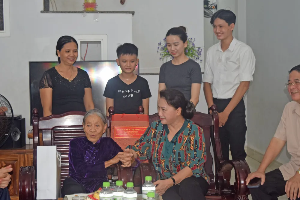 Chủ tịch Quốc hội thăm các gia đình chính sách tại Quảng Nam ảnh 2