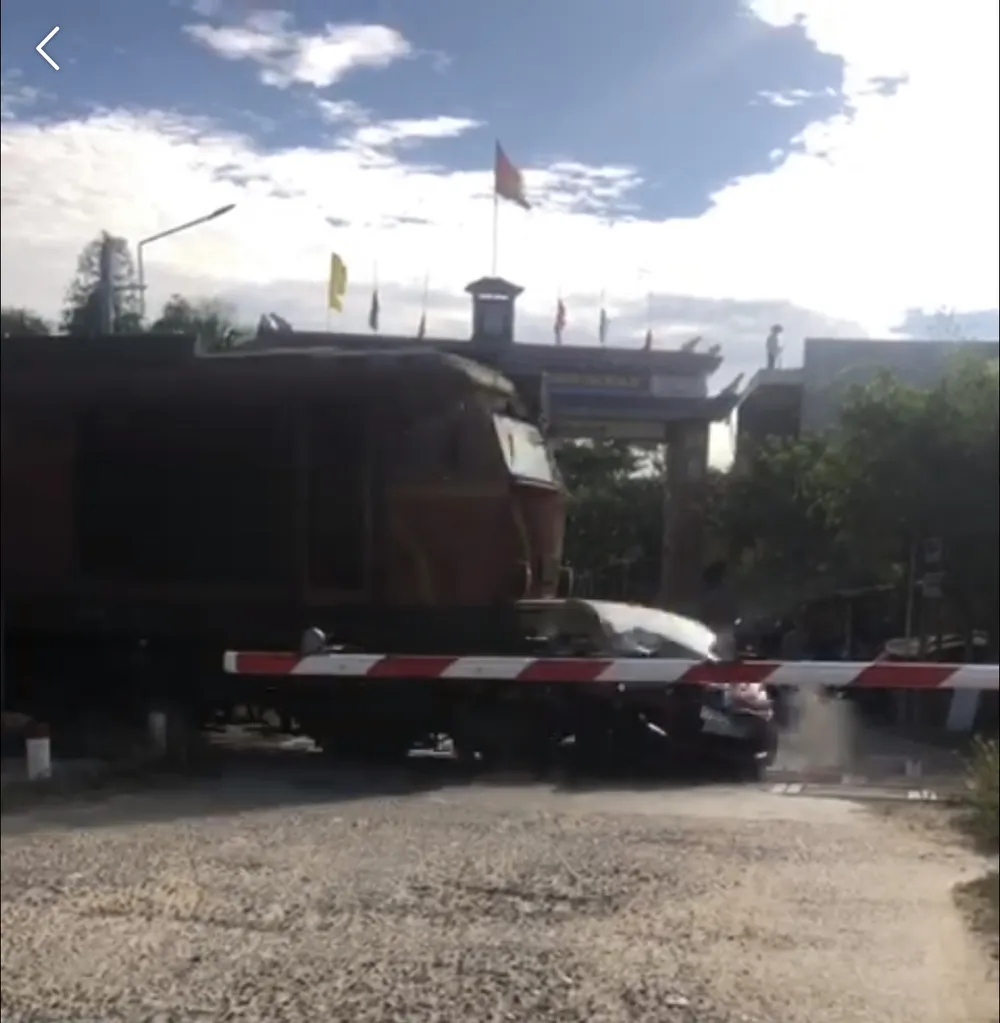 Ô tô băng ngang đường sắt thì bị tàu hàng tông