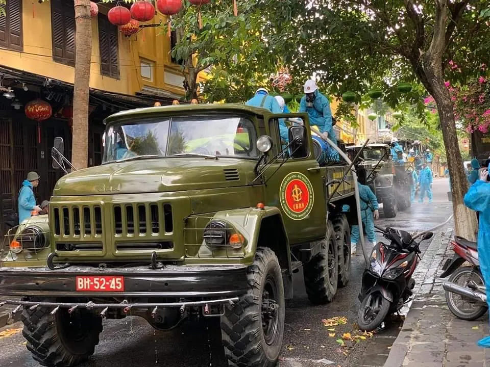 Phun hóa chất khử trùng tại phố cổ Hội An ảnh 3