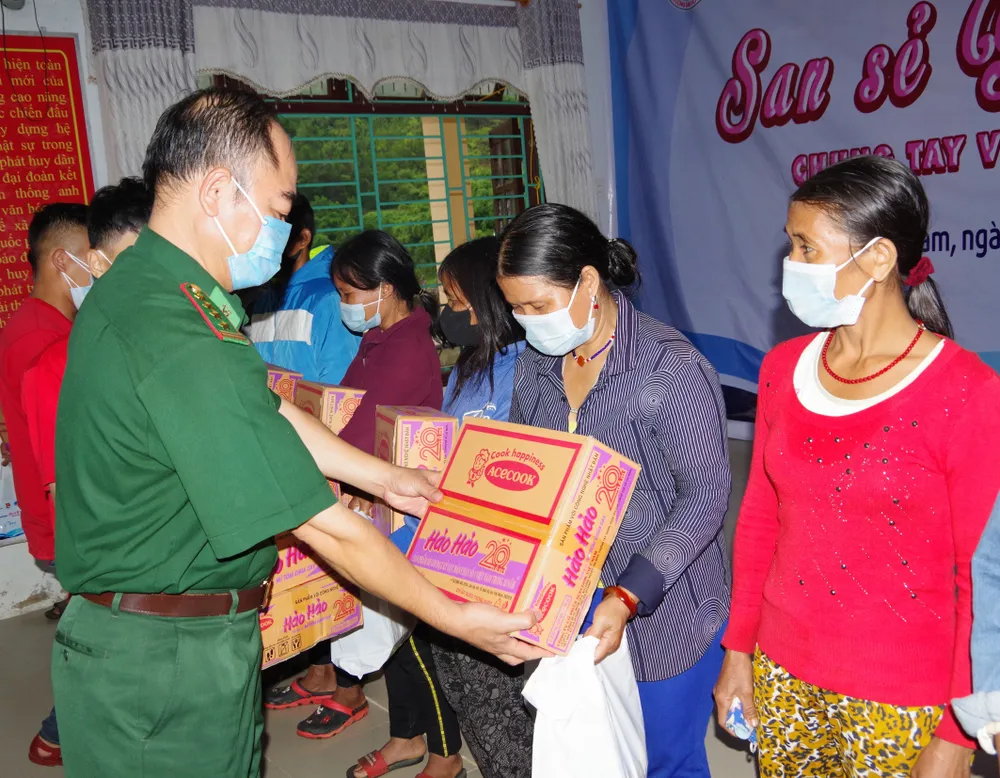 Ấm áp chương trình "Kết nối trái tim - Hướng về biên giới" ở Quảng Nam ảnh 4