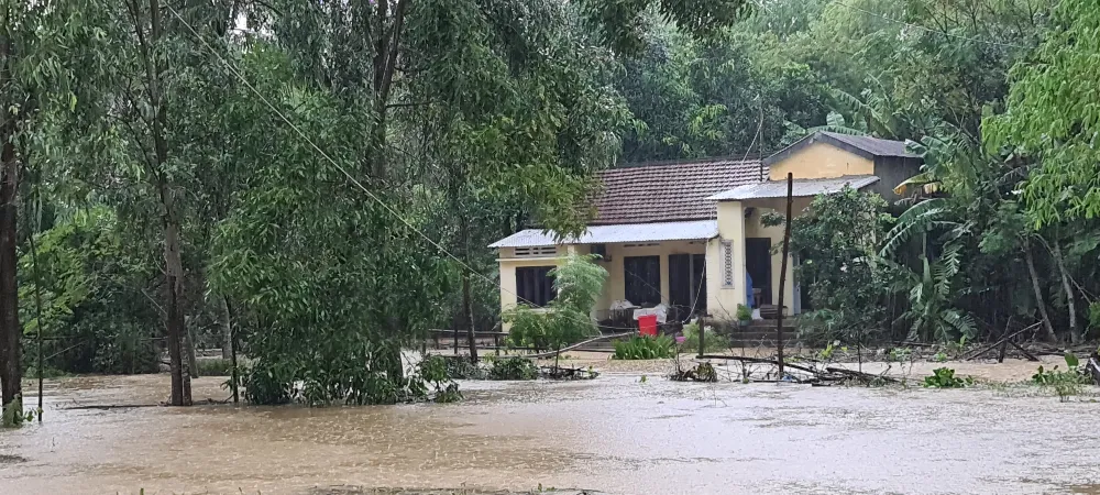 Quảng Nam: Giao thông bị chia cắt do lũ dâng cao ảnh 2