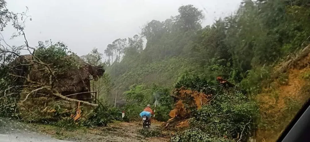 Quảng Nam: Giao thông bị chia cắt do lũ dâng cao ảnh 11