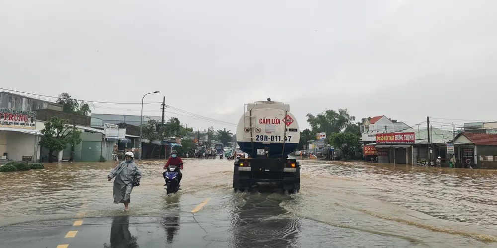 Dọn dẹp sau khi nước lũ rút, 2 mẹ con bị điện giật tử vong  ảnh 2