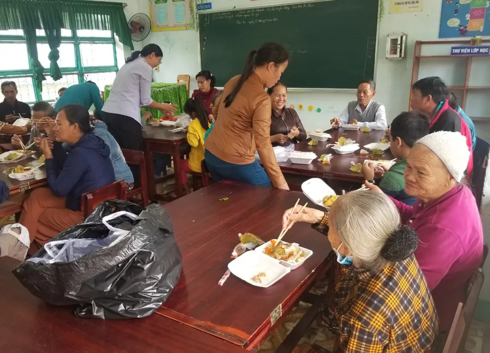 Phó Thủ tướng Trịnh Đình Dũng kiểm tra bờ biển Cửa Đại ảnh 6